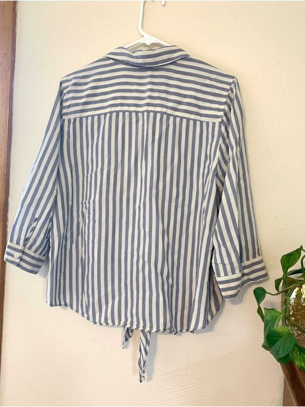 Chicos Tie-front Summer Button Down. Size 2, or Large - Picture 4 of 7